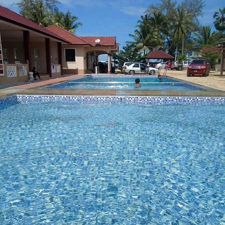 Faris'S Homestay & Resort Pasir Puteh Bagian luar foto