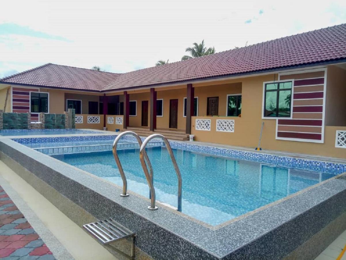 Faris'S Homestay & Resort Pasir Puteh Bagian luar foto