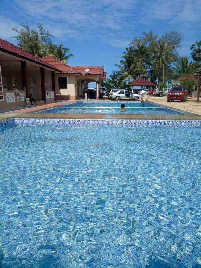 Faris'S Homestay & Resort Pasir Puteh Bagian luar foto