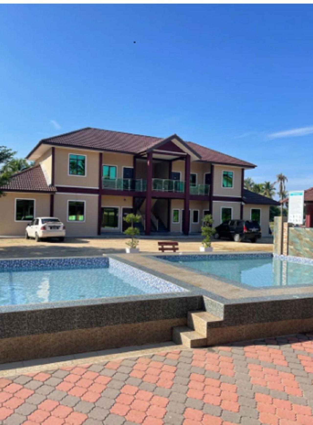 Faris'S Homestay & Resort Pasir Puteh Bagian luar foto