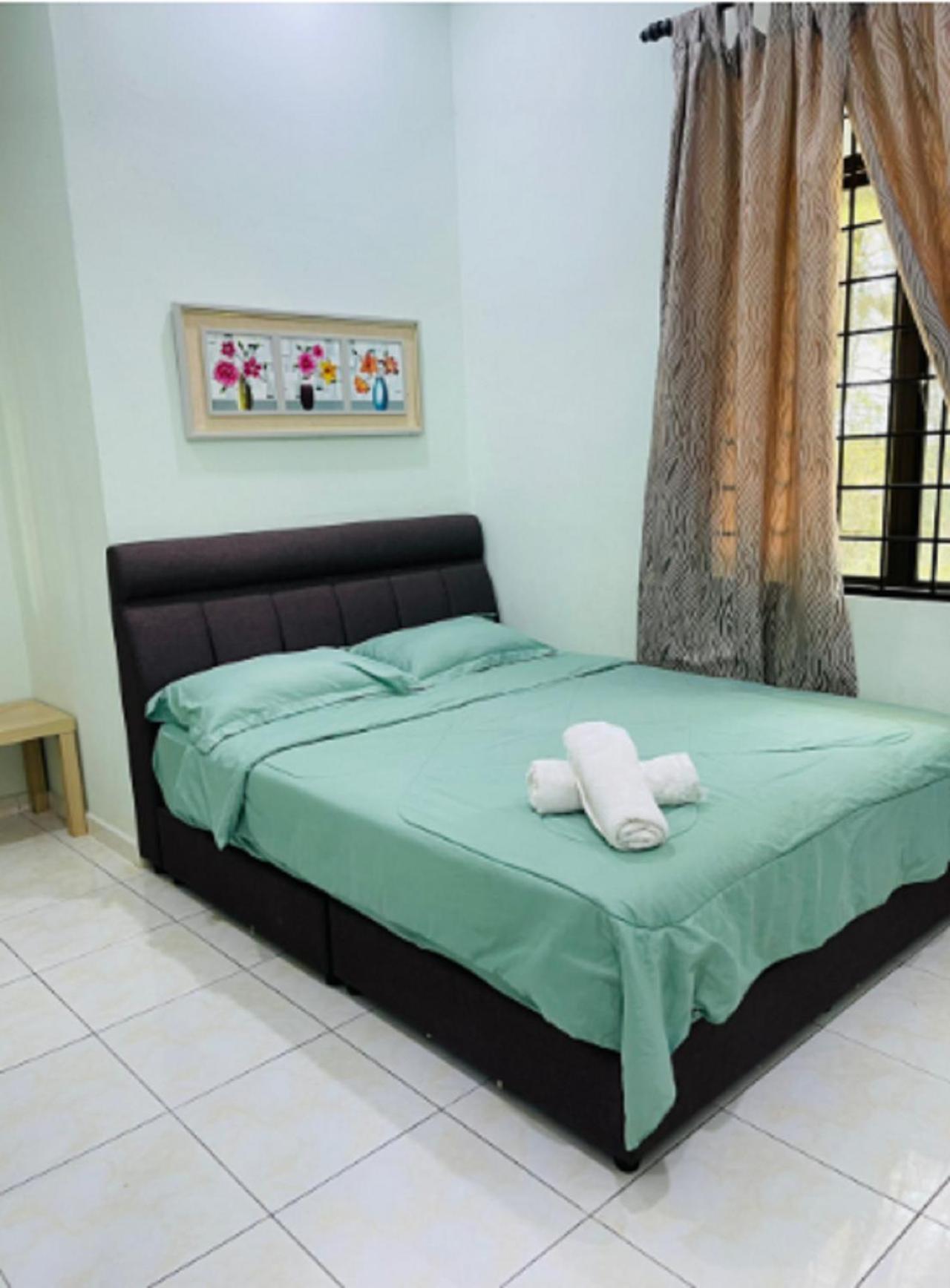Faris'S Homestay & Resort Pasir Puteh Bagian luar foto
