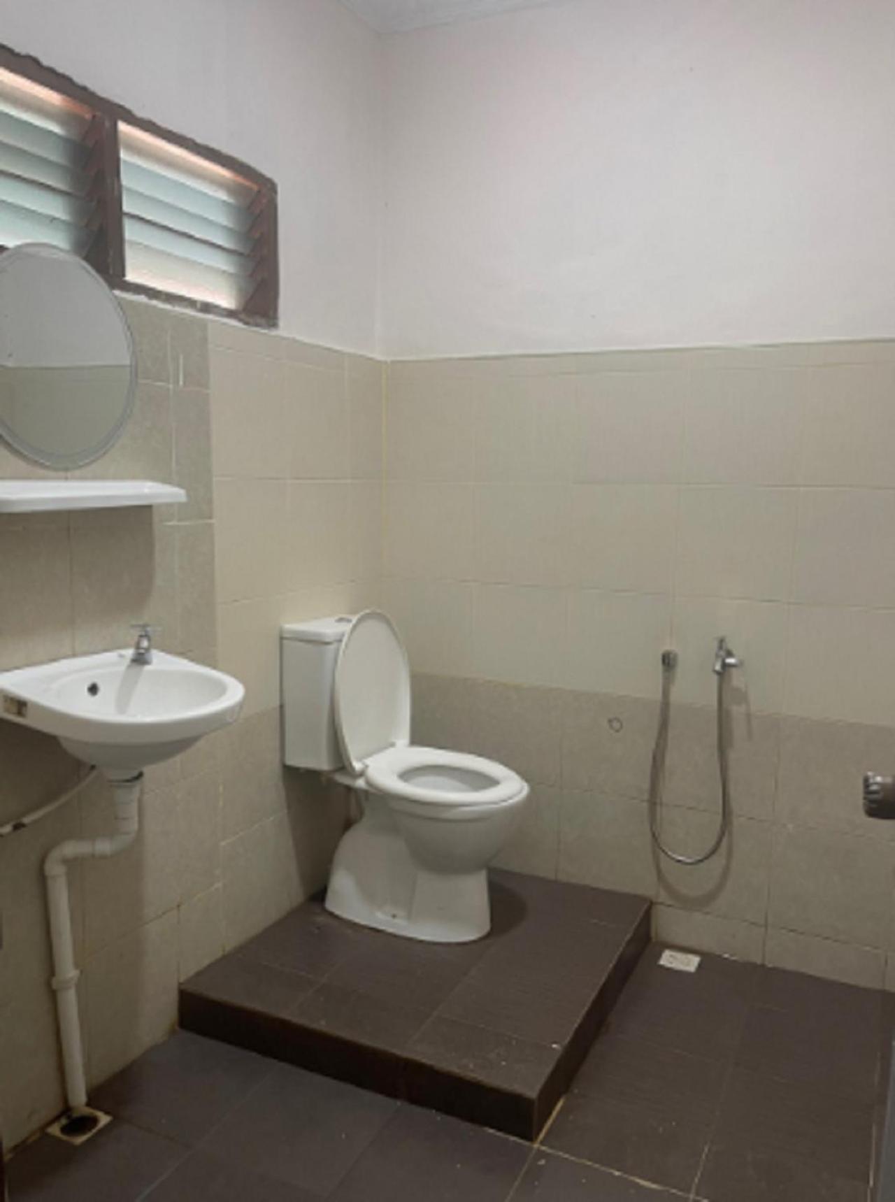 Faris'S Homestay & Resort Pasir Puteh Bagian luar foto