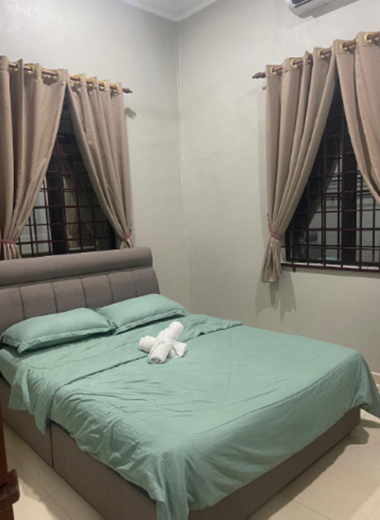Faris'S Homestay & Resort Pasir Puteh Bagian luar foto